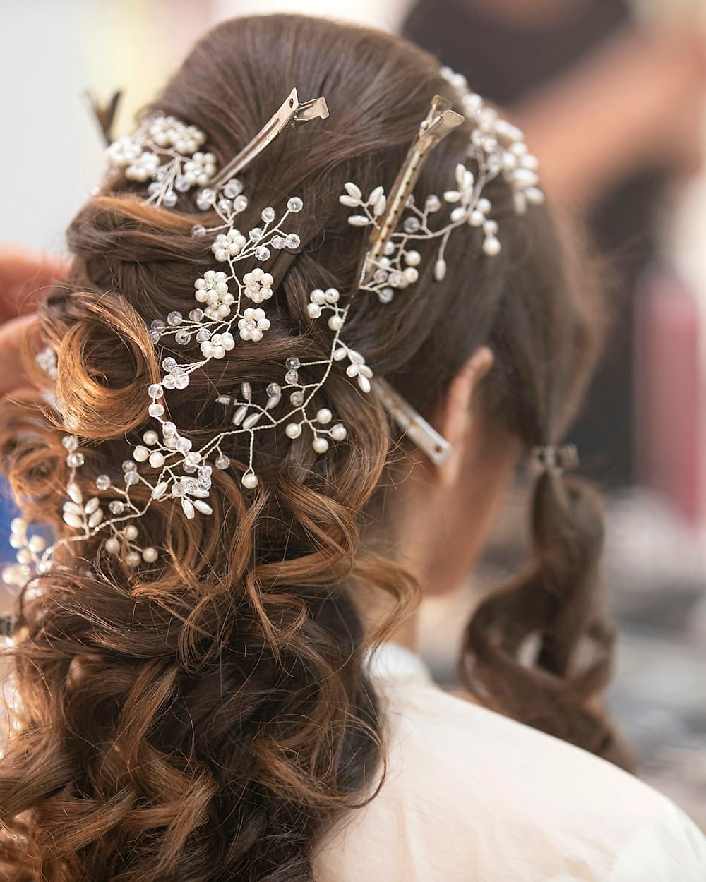 Peinado de novia con flores en el cabello