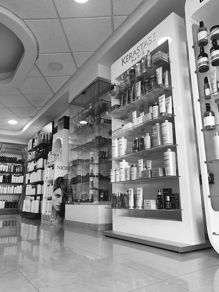 Estantes con productos profesionales para el cabello